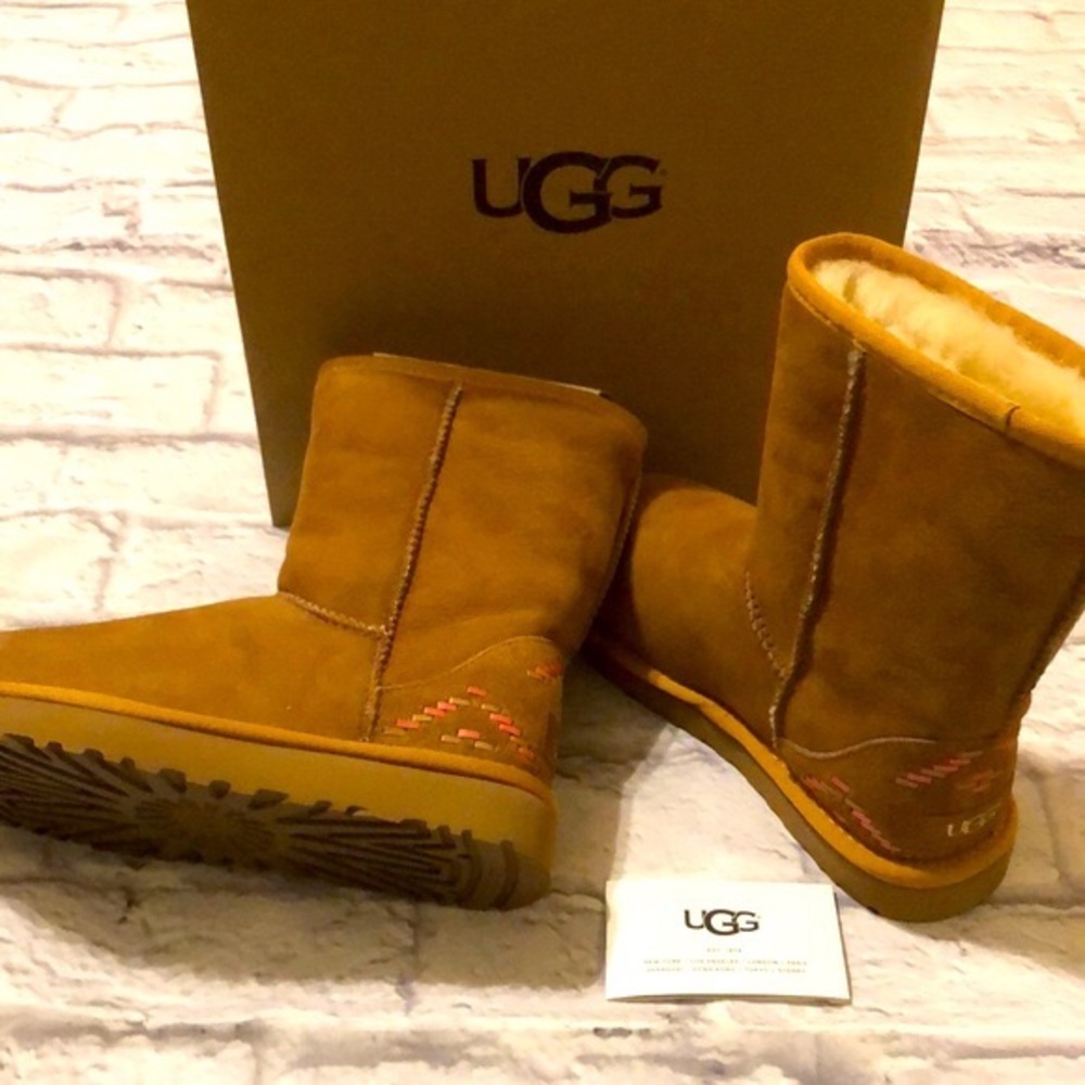 UGG Women’s Classic Short Boot w Rustic Weave